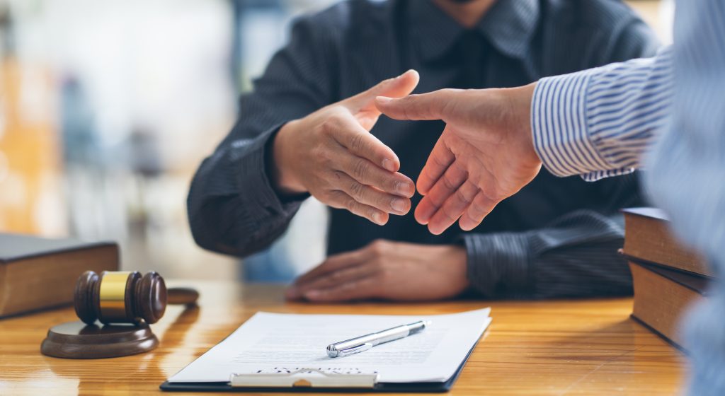 روش‌های ارتباط مؤثر با وکیل